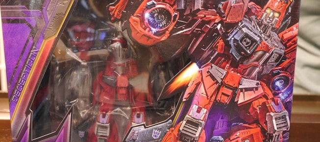 Threezero’s Transformers MDLX Thrust is generally impressive with solid colors