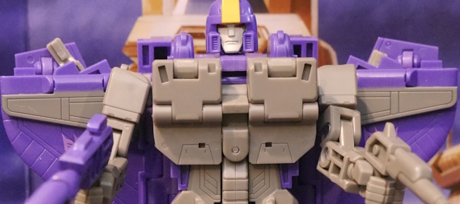 The Transformers Studio Series: Transformers: The Movie Astrotrain is a mess of a figure