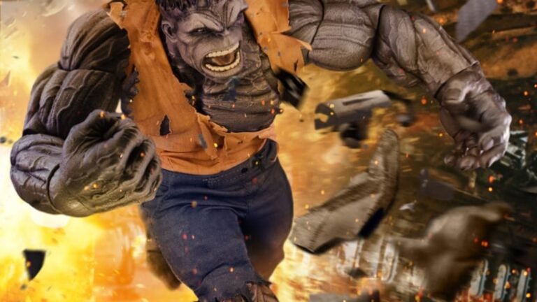 Mezco Toyz Goes Gray With a NYCC Exclusive One:12 Collective Hulk
